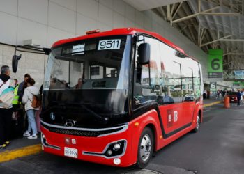 Metrobús bebé recorre las instalaciones del AICM