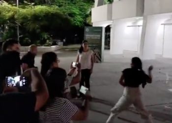 Madres buscadoras de Quintana Roo lanzan huevos a funcionarios de Mara Lezama