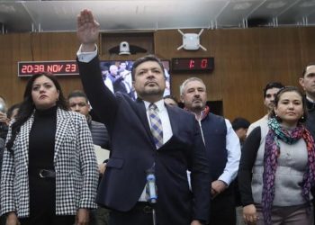 Luis Enrique Orozco deja la gubernatura interina de Nuevo León para que Samuel García asuma sus funciones