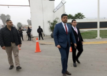 Llega Orozco a Palacio de Gobierno de NL y le cierran las puertas