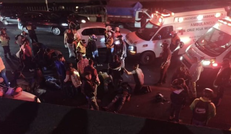 Camioneta arrolla a peregrinos en la México-Puebla, reportan varios muertos