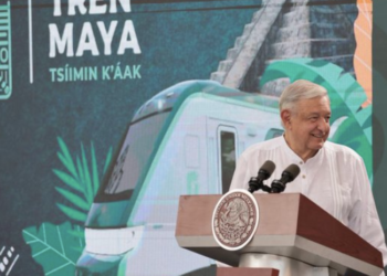 Devela AMLO placa de primera etapa del Tren Maya