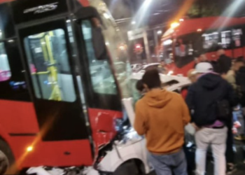 Fuerte choque entre Metrobús de la Línea 2 y un auto en la Narvarte deja un muerto