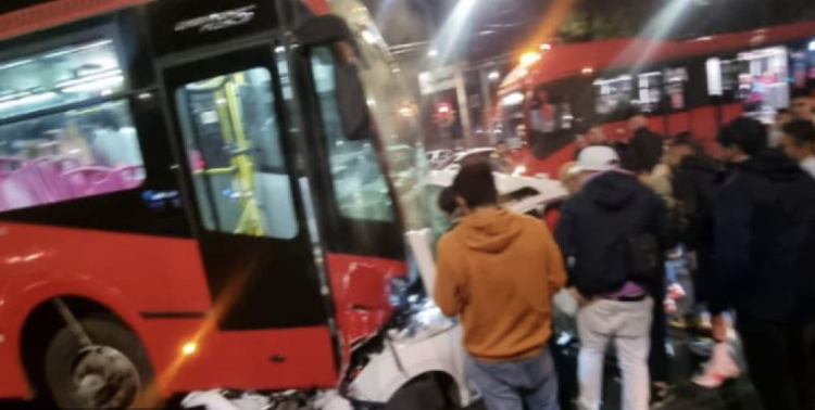 Fuerte choque entre Metrobús de la Línea 2 y un auto en la Narvarte deja un muerto