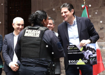 Alcalde Alfonso Martínez reconoce a Policías de Morelia con estímulos de hasta 100 mil pesos