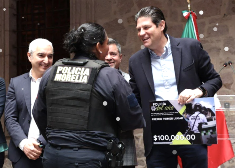 Alcalde Alfonso Martínez reconoce a Policías de Morelia con estímulos de hasta 100 mil pesos