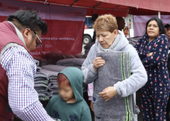 Gobierno de CDMX compra a diseñador de Gutiérrez Müller cobijas para regalar en invierno