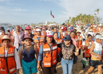 Abelina López Rodríguez lidera jornada masiva de limpieza en playas de Acapulco