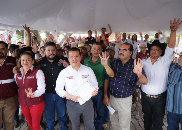 Políticos michoacanos de Morena entregan firmas al CEN para candidatura al senado en 2024