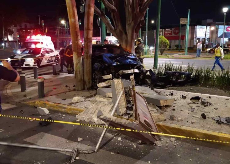 Se ‘destroza’ auto en alcaldía Coyoacán, mueren 3 jóvenes