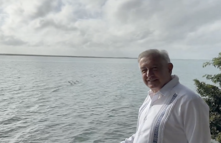 Bacalar, una de las bellezas que permitirá conocer el Tren Maya: AMLO