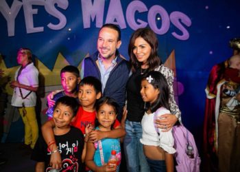 Alcalde Juan Manuel Unánue celebra Día de Reyes con cientos de niños de Boca del Río