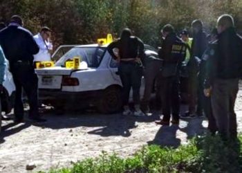 Hallan 4 cuerpos en un taxi en Valle de Chalco, presentaban disparos de arma