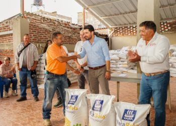 Entrega alcalde Manuel Gálvez fertilizante a productores de Sahuayo