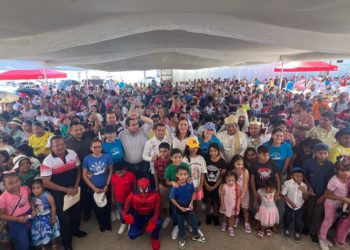 Industria del plástico contribuye con solidaridad: Entrega de juguetes y ayuda a damnificados en Acapulco