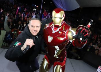 Adrián Rubalcava Suarez entrega cobijas, juguetes e inaugura un parque de usos múltiples