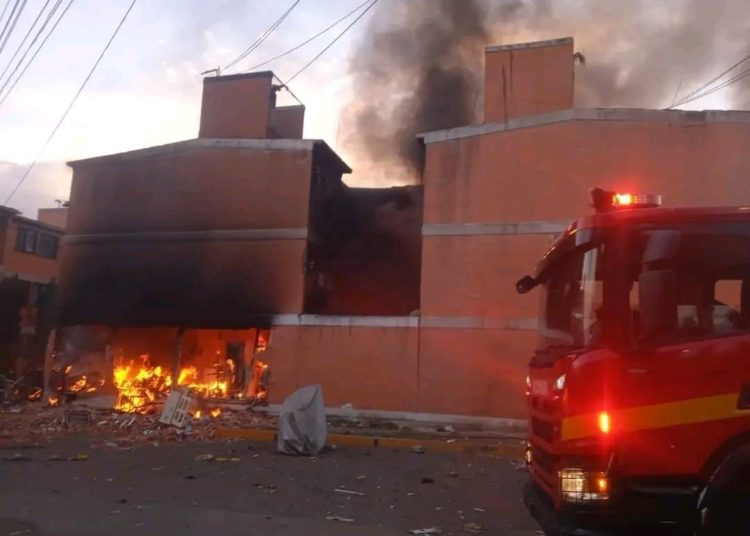 Explosión por tanque de gas en unidad Tepozanes en Los Reyes La Paz deja un muerto y 10 heridos