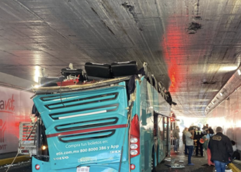 Autobús turístico de dos pisos se atora debajo de un puente en Viaducto