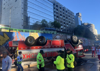 Camión de bomberos se vuelca en Circuito Interior