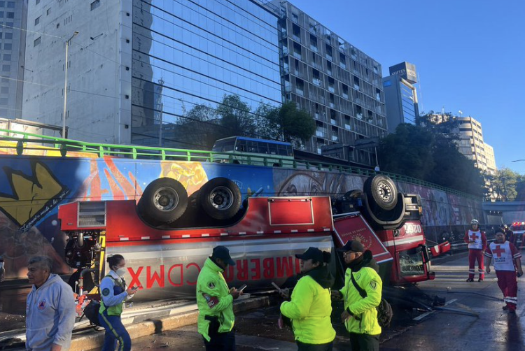 Camión de bomberos se vuelca en Circuito Interior
