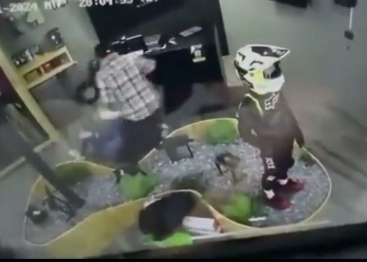 Investiga Fiscalía Edoméx agresión a empleada de tienda deportiva en Satélite