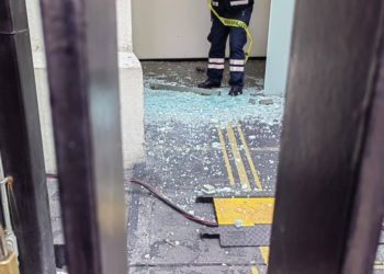 Manifestantes por los 43 normalistas de Ayotzinapa lanzan petardos en el Senado