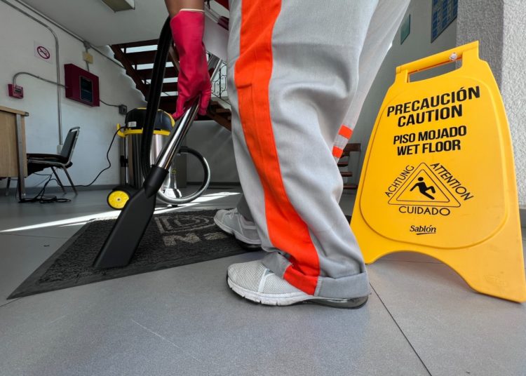 Cuestionamientos a SICT por restricciones a la libre competencia en contrato de limpieza