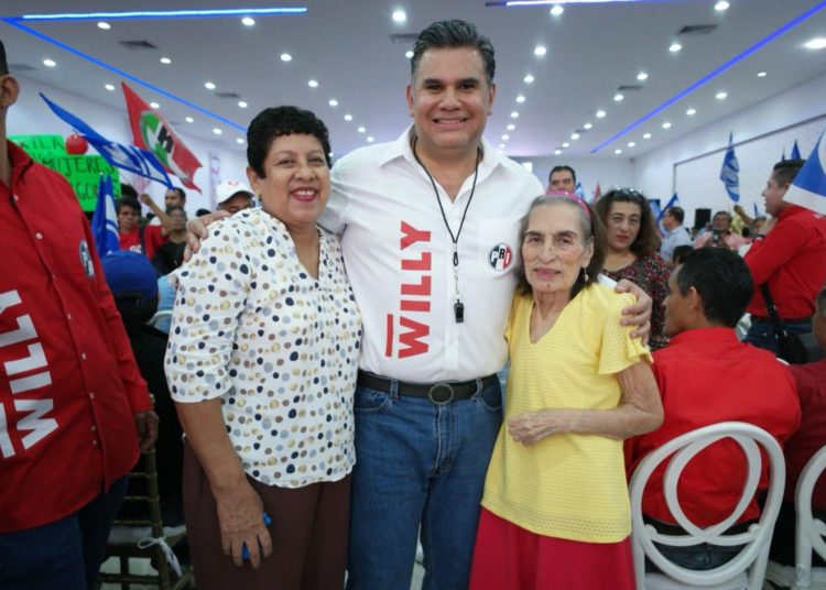 El priísta Williams Ochoa es captado en el Super Bowl con entradas de lujo