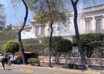 Normalistas de Ayotzinapa lanzan petardos a Segob durante protesta en CDMX