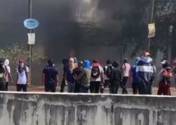 Atacan normalistas la sede de la FGE-Guerrero y queman vehículos tras fuga de policía