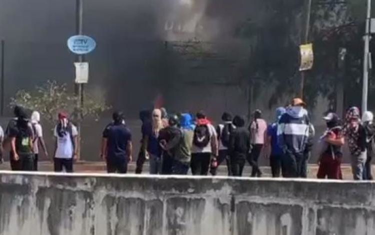 Atacan normalistas la sede de la FGE-Guerrero y queman vehículos tras fuga de policía