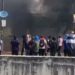 Atacan normalistas la sede de la FGE-Guerrero y queman vehículos tras fuga de policía
