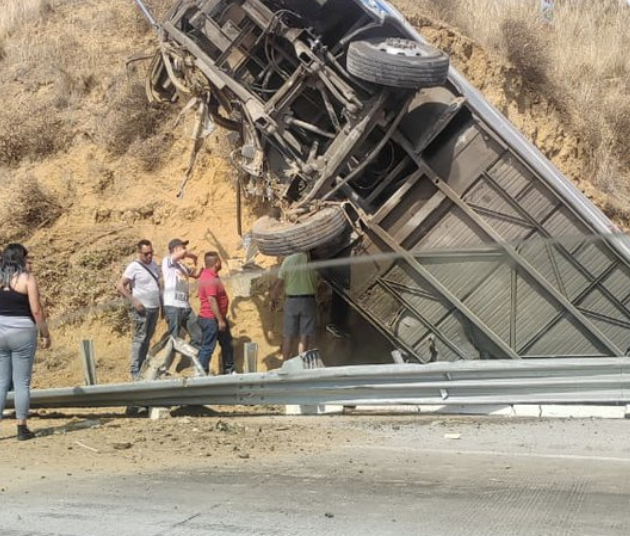 Deja 4 muertos y 15 lesionados accidente de autobús en la México-Puebla