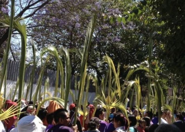 Inicia con miles de fieles la procesión de Domingo de Ramos en Iztapalapa