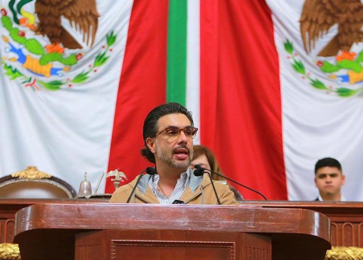 Jesús Sesma denuncia amenaza y usuarios recuerdan que agredió a persona de la tercera edad