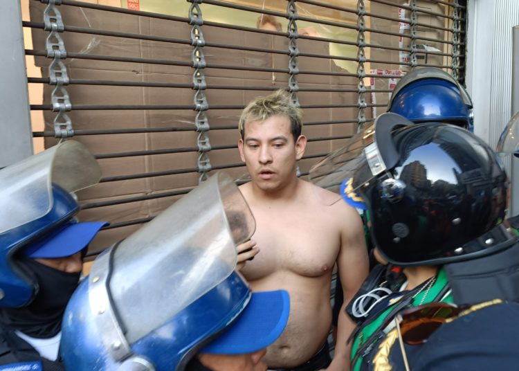 Liberan a motociclista que tuvo altercado con mujeres en marcha del 8M