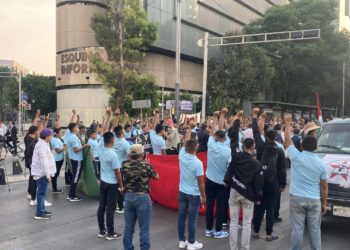 Padres de jóvenes de Ayotzinapa marchan hacia Palacio Nacional