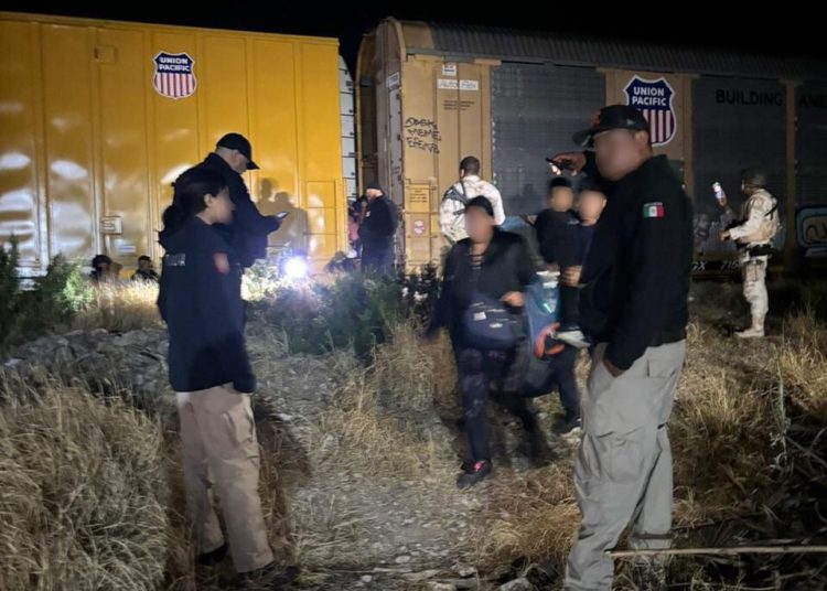 Rescatan a 144 personas migrantes en vagón de tren, en Escobedo, Coahuila