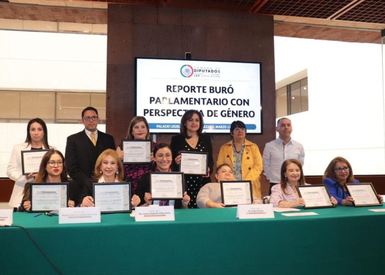 Entrega Buró Parlamentario reconocimiento a Ana Lilia Herrera