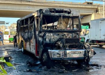 Hombres armados incendian camión urbano en el Mercado Central de Acapulco