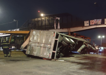 Vuelca tráiler sobre malla del Metro en Circuito Interior
