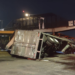 Vuelca tráiler sobre malla del Metro en Circuito Interior
