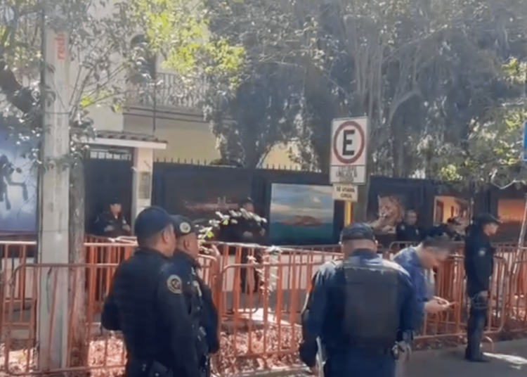 Resguardan Embajada ecuatoriana en CDMX previo a protesta