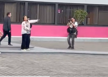 Álvarez Máynez y Xóchitl Gálvez acuden a ensayo, Sheinbaum desaira