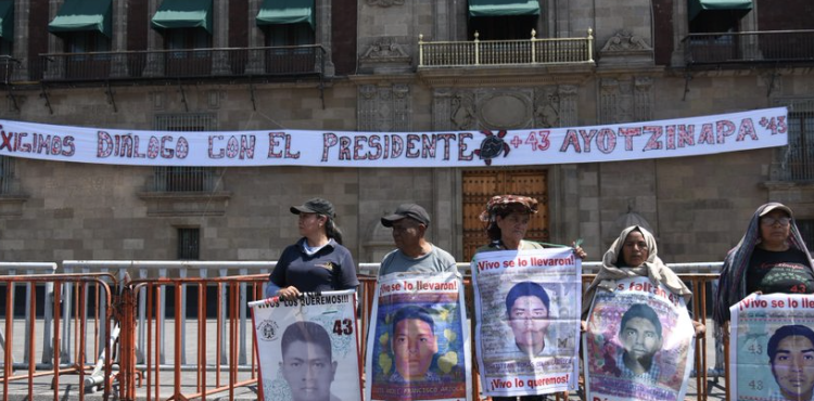 Acuerdan padres de los 43 normalistas boicot a campañas electorales