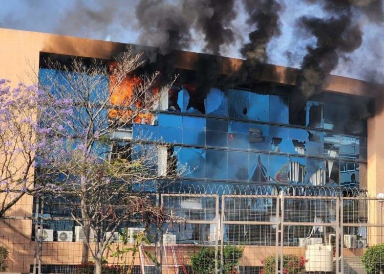 Normalistas de Ayotzinapa atacan Palacio de Gobierno de Guerrero y queman vehículos