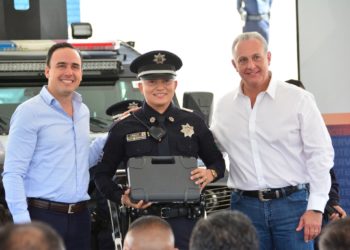 Entregan gobernador y alcalde armamento y equipos a Policía Municipal de Torreón