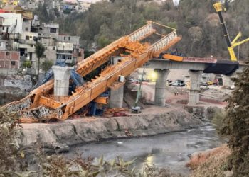 Cae lanzadora de dovelas en obras del Tren Interurbano México-Toluca