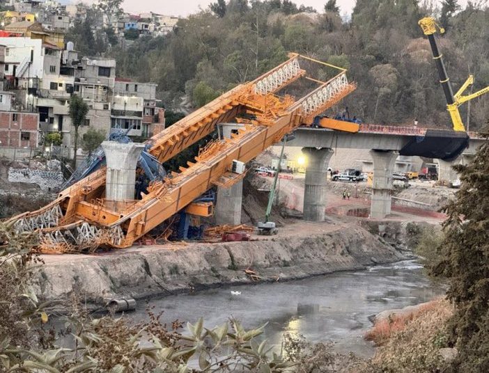 Cae lanzadora de dovelas en obras del Tren Interurbano México-Toluca