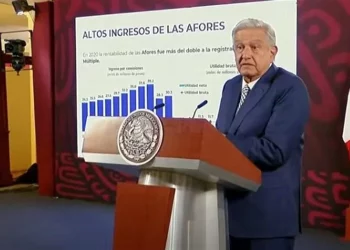 Exhibe AMLO a Afores por dinero no devuelto, critica a Azteca de Ricardo Salinas
